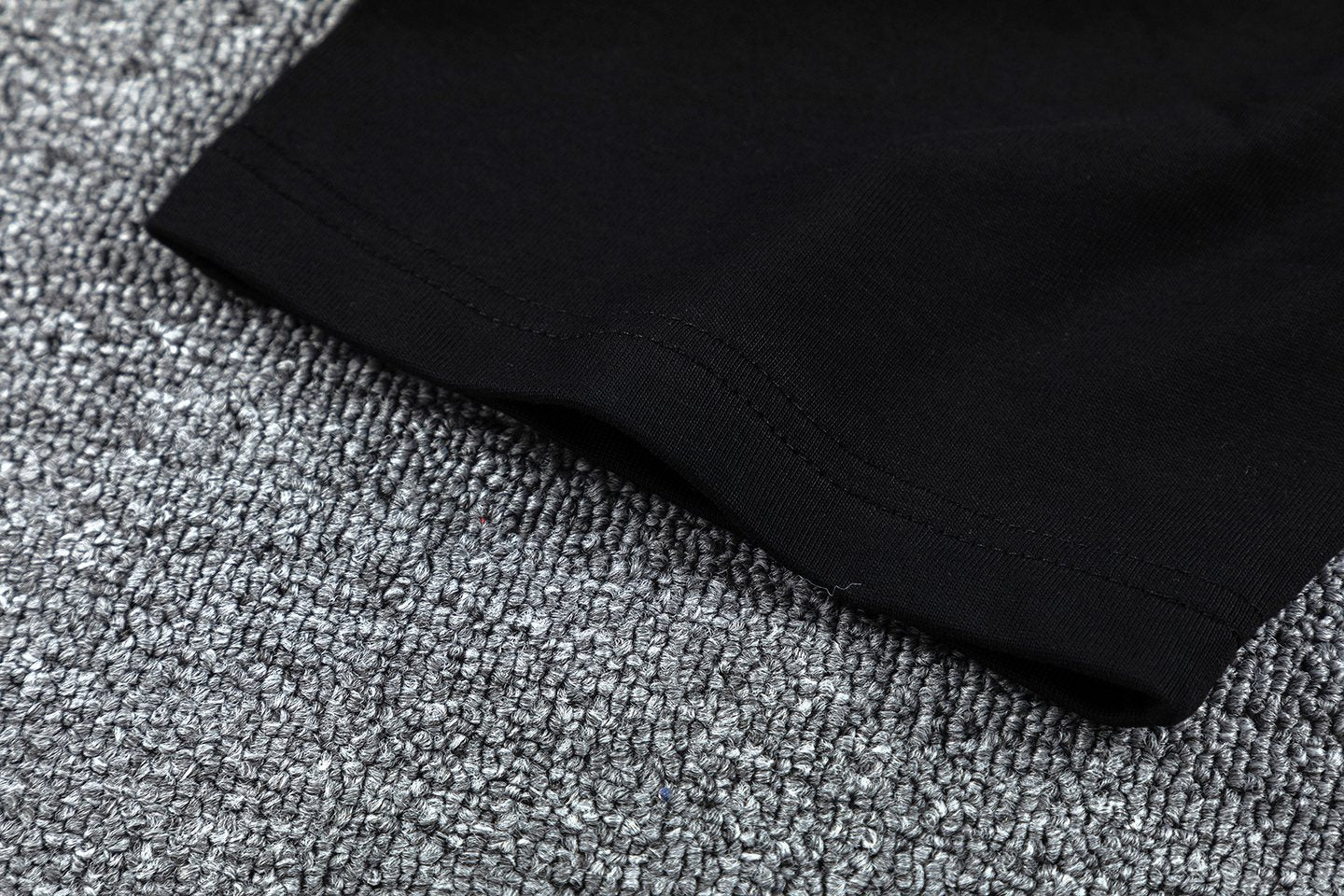 GUAPI Skull Chain Graphic T-Shirt — fabric_closeup